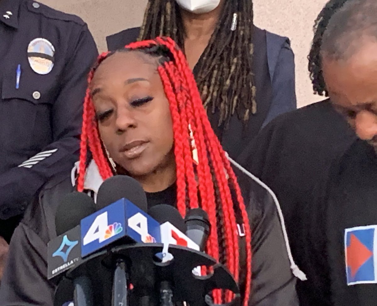 Broadcast_Bev's tweet image. Activists against sex trafficking stand w/ a murdered girl’s family to shine a light on the dangers that may have cost her her life! Next at 11p @NBCLA #TioniTheus @CHPsouthern