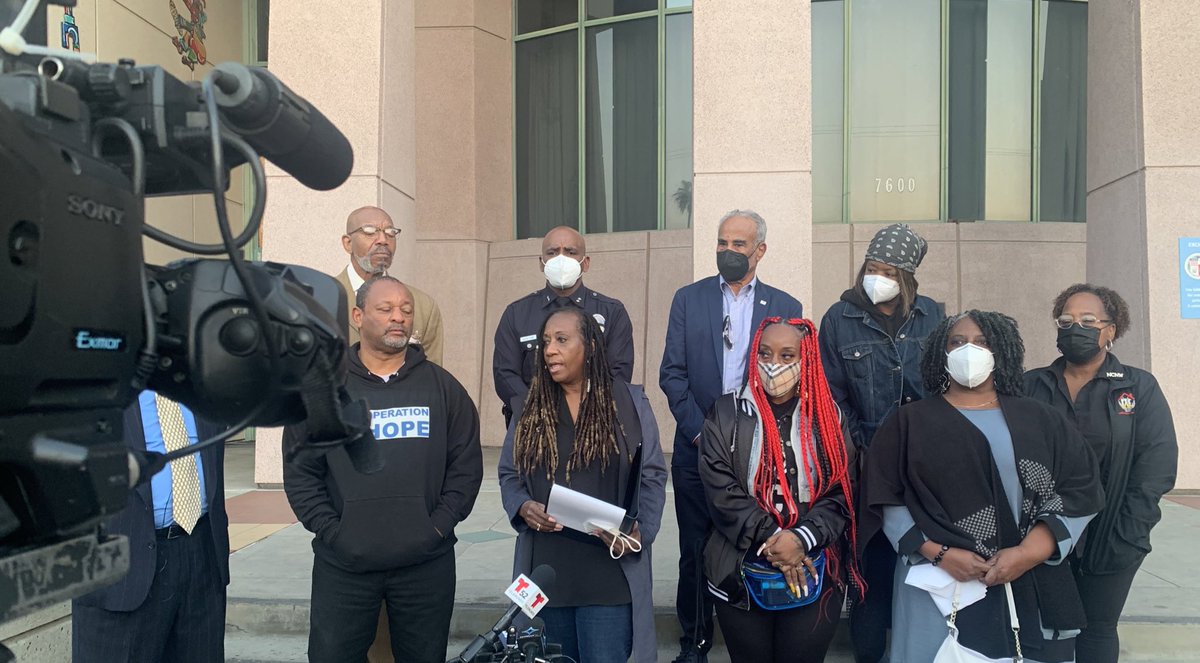 Broadcast_Bev's tweet image. Activists against sex trafficking stand w/ a murdered girl’s family to shine a light on the dangers that may have cost her her life! Next at 11p @NBCLA #TioniTheus @CHPsouthern