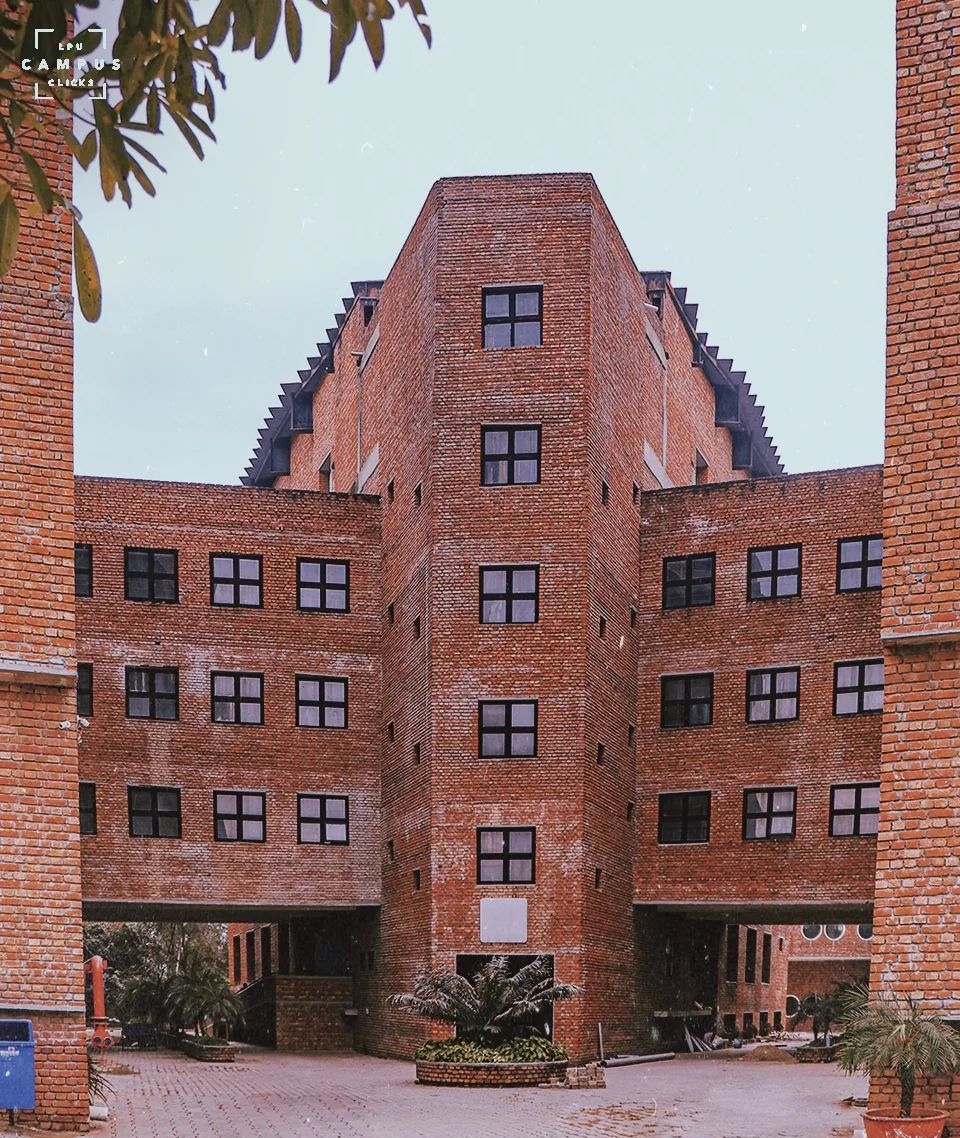 Here, our Vertos pursue quality education, make new friends from all over the world, explore our opportunities &amp; enjoy a journey of a lifetime!
Eventually, the #BeautifulLPUCampus becomes our second home.
 #WednesdayThought
#LPUForYou #LPUDiaries #LPUReview #LPU #ThinkBIG