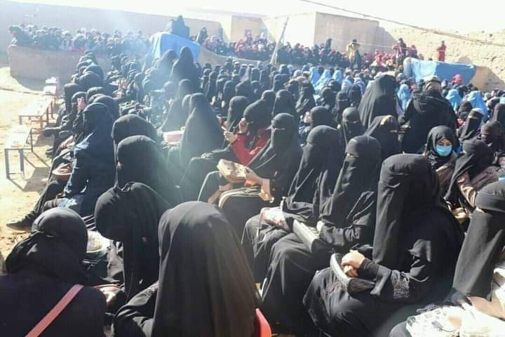#بلخ: شمالی صوبے بلخ کی 100 طالبات نے قرآن مجید اور حدیث مبارکہ پر مشتمل کورس مکمل کیا ہے ۔ گریجویشن تقریب میں  بڑی تعداد میں والدین اور اساتذہ موجود ہیں