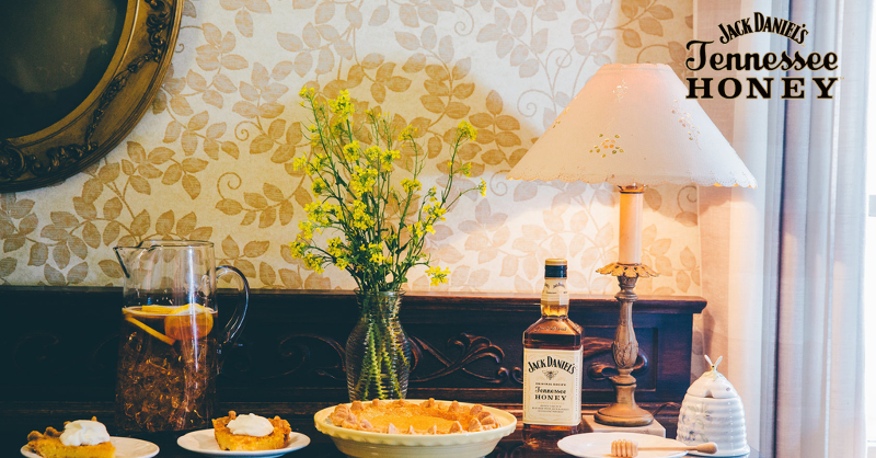 jackdanielsjp's tweet photo. 優雅に。
そして甘いひと時をどうぞ。
 #JackHoney https://t.co/D5QLa35tuZ