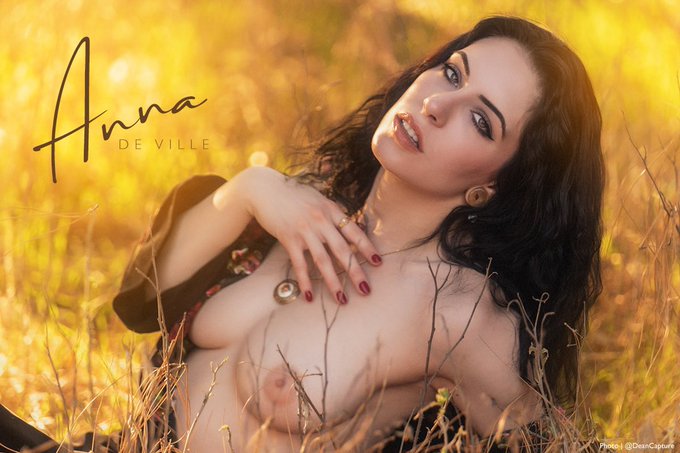 Same person, or twins? 😇😈 https://t.co/8dGVwt6uHr<a href="/tag/fridayflashback"class="tags"><span>#fridayflashback</span></a>