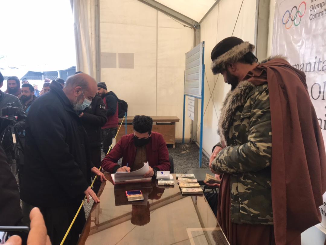 OLYMPICAFG's tweet photo. توزیع کمک‌های بشردوستانه نقدی کمیته بین المللی المپیک به ورزشکاران افغانستان امروز آغاز شد.
تشکر  @Olympics 
تشکر از محترم آقای توماس بخ ریس المپیک جهانی .
@TOLOnews 
@ArianaNews_ 
@1TVNewsAF 
@bbcpersian 
@bbcpashto 
@DaRadioAzadi 
@PazadiRadio 
@iocmedia https://t.co/4ajfw0JRSl
