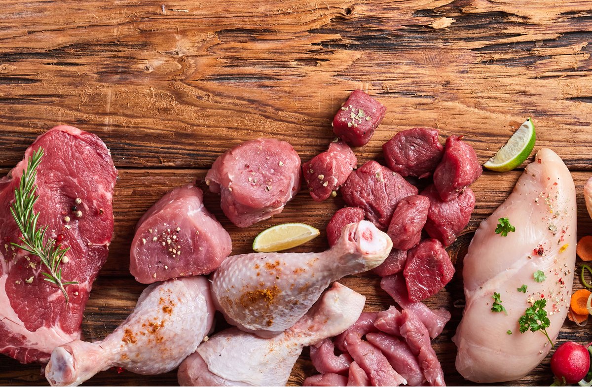 Кошка кушает. Сырое мясо животных. Сырое мясо животных. Стейк рибай сырой. Мясо.