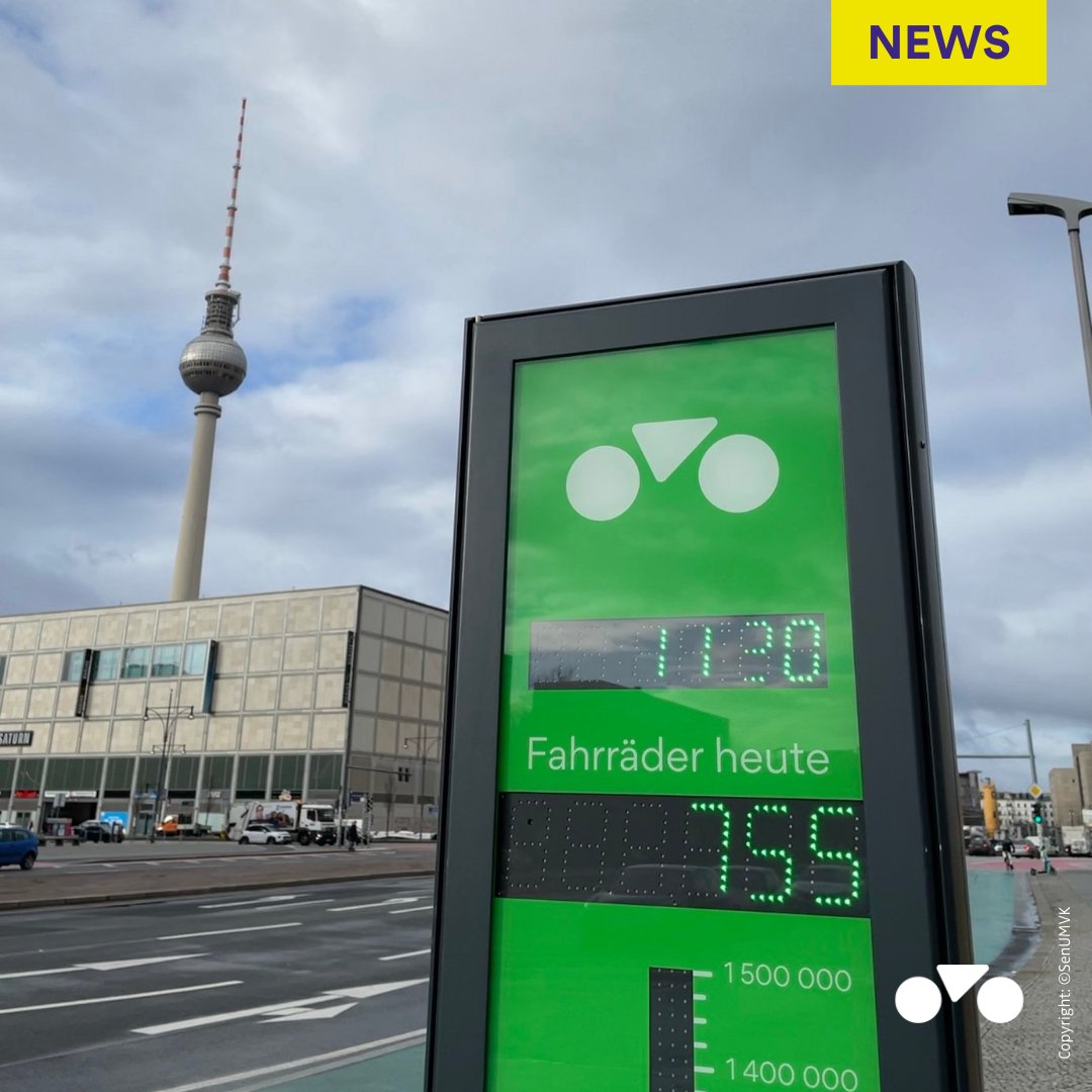 Wie viele Radfahrer*innen jeden Tag das #HausDerStatistik an der #KarlMarxAllee passieren, zählt das neue #Radbarometer & zeigt so die Bedeutung des Radverkehrs 🚲🔢💚. Nach dem Radbarometer an der Straße des 17. Juni ist es das zweite in #Berlin - weitere sind bereits in Planung