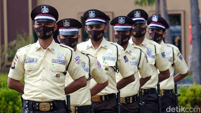 detikcom's tweet photo. Seragam satpam diresmikan, polisi India berkumandang...

#THREAD https://t.co/5k1IPpYYVZ