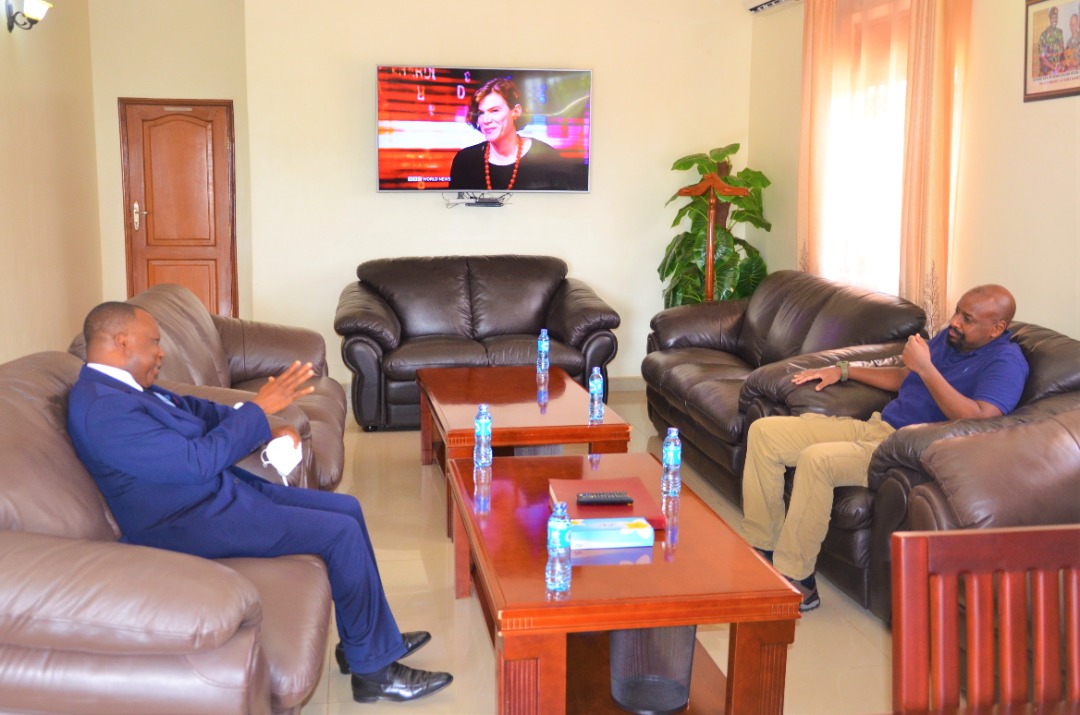 mkainerugaba's tweet image. Last week I was also pleased to meet my friend the French Ambassador, His Excellency @JaAniambossou. He called on me in Entebbe. We discussed about the excellent relations between our countries.