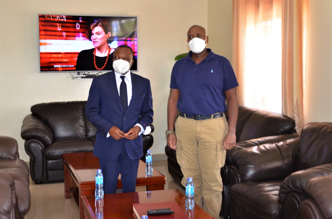 mkainerugaba's tweet image. Last week I was also pleased to meet my friend the French Ambassador, His Excellency @JaAniambossou. He called on me in Entebbe. We discussed about the excellent relations between our countries.