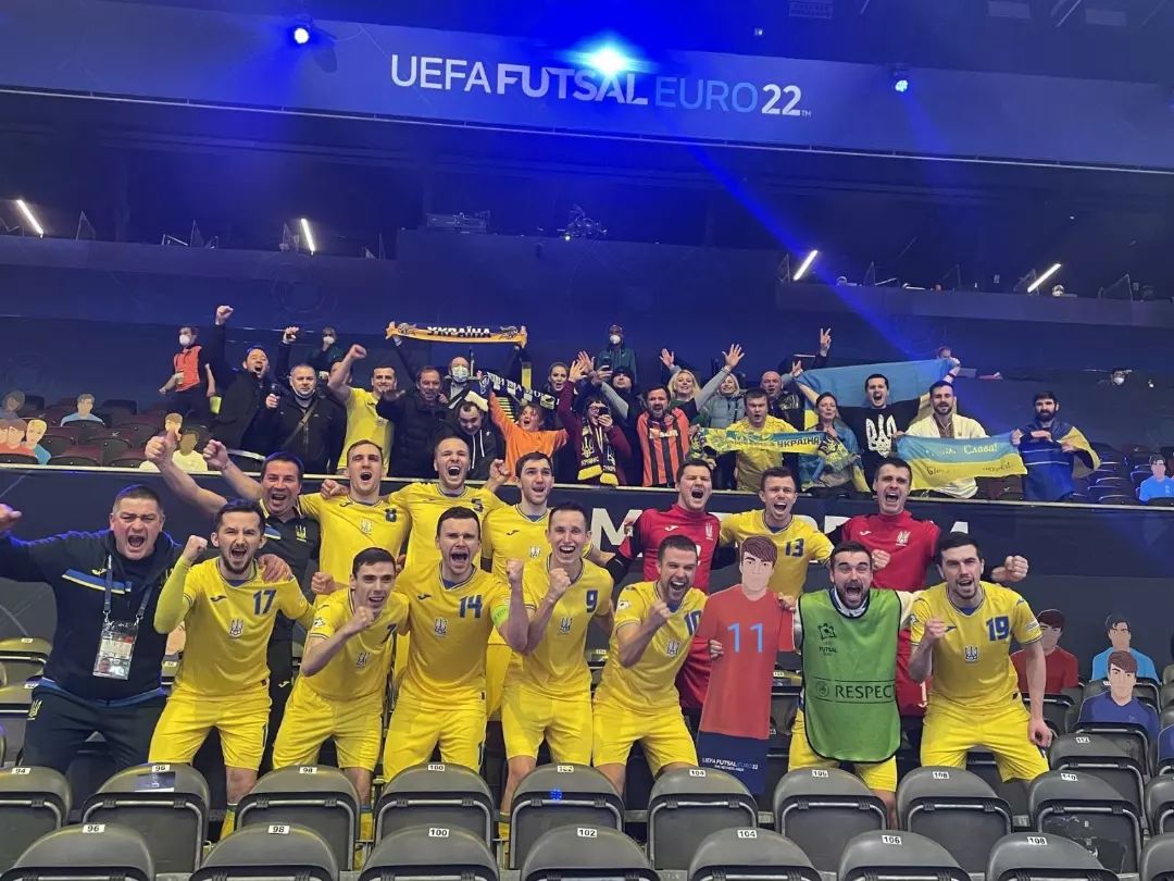 🇷🇺🇺🇦 «Если рук не пожмут, уже будет победа». Что говорят украинские фанаты про грядущий полуфинал ЧЕ по мини-футболу с Россией 

Противостояние стало жарким еще до его начала. В комментариях под новостями украинских СМИ — пожар: kp.ru/sports/futbol/…