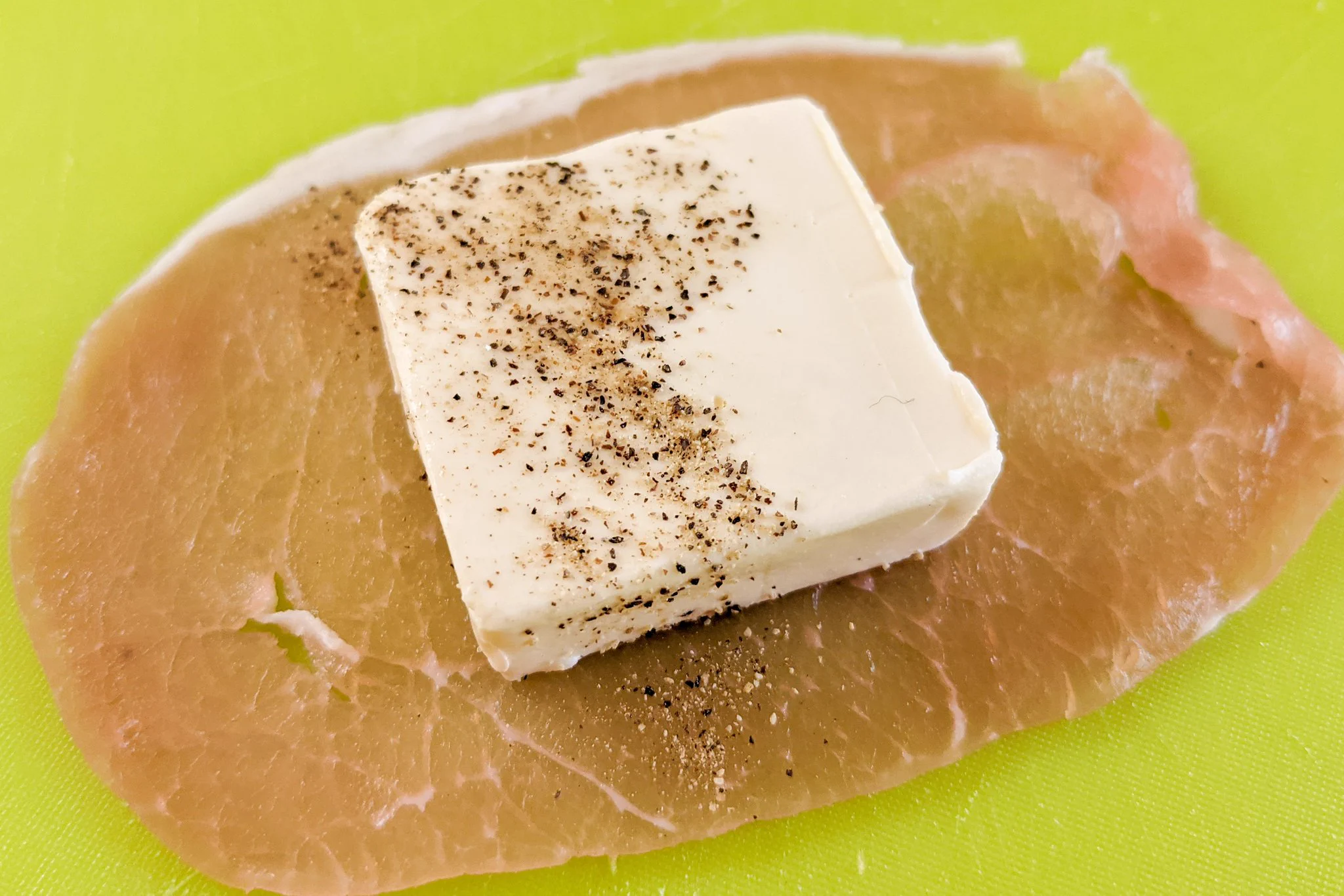 たった2ステップで作れる&どの工程も簡単！2種類のチーズを使った、「生ハム」レシピ！