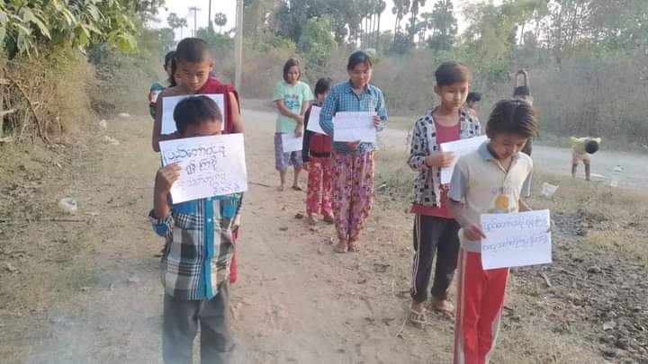 miN13700's tweet photo. A group of young protesters in a village in Yinmarbin township rallied on the evening of February 2, to protest against the genocidal dictatorship.

#TakeAction_NoMoreWords
#2022Feb2Coup
#WhatsHappeningInMyanmar https://t.co/bYi0ye6k9D