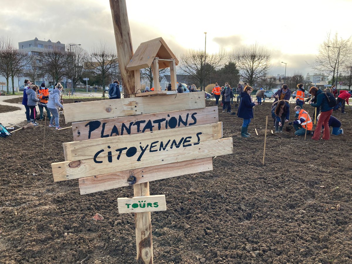 EmmanuelDenis37's tweet photo. Merci aux centaines de Tourangelles et Tourangeaux, aux services, aux élu.e.s et aux entreprises mécènes d'avoir participé à l'édition 2022 de ces "Plantations citoyennes". Grâce à vous, 5000 arbres et arbustes ont été plantés dans tous les quartiers de la ville ! 🌳🌳🌳🌳🌳🌳🌳 https://t.co/j2TGlz7BZX
