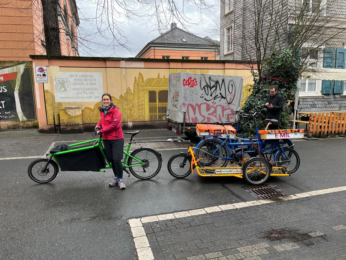 Heute Fahrrad-Fahrrad-Transport. Zwei defekte Räder der E-Mil Flotte wurden mit Fienchen IV und einer Carla Cargo zur Wartung gebracht. 
Der #EP8 geht ordentlich ab. Berge sind auch mit höherer Last hinten dran kein Thema.