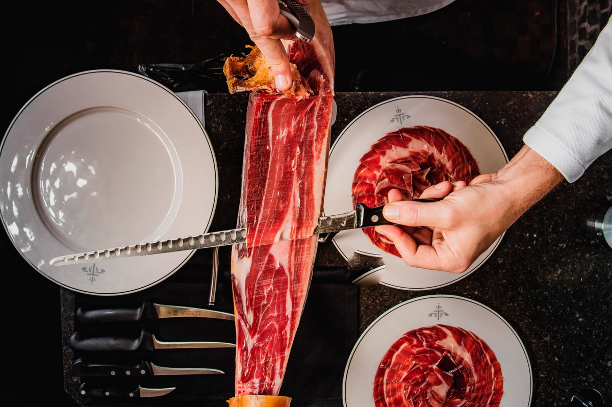Uno de nuestros fuertes en la experiencia TATEL es el jamón ibérico de máxima calidad, seleccionando las mejores piezas de <a href="/Covap/">COVAP</a> , un referente en el mundo gastronómico. No os podéis quedar sin probarlo, pide tu ración en cualquiera de nuestros restaurantes.