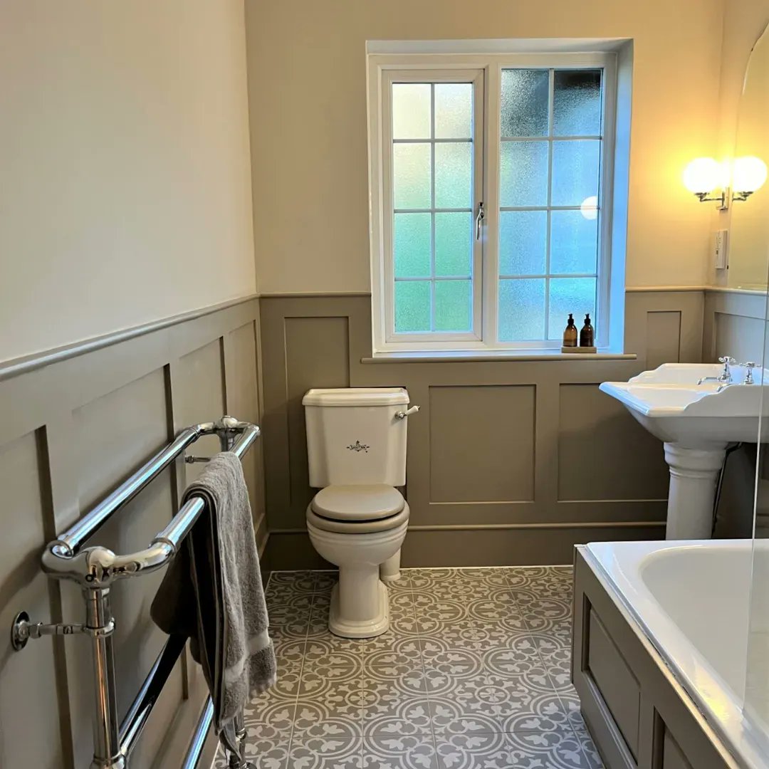 ColourAdvice's tweet photo. We updated this bathroom interior giving advice meetings over zoom combined with our 'colour my room' service . We chose the floor and wall tiles, wall colour and panel colour. 
Tiles - Mandarin Stone 'Freya' porcelain.
Wall &amp; panel  - Little Greene - Rolling Fog 271 &amp; 160. https://t.co/OFyIcyI2pb
