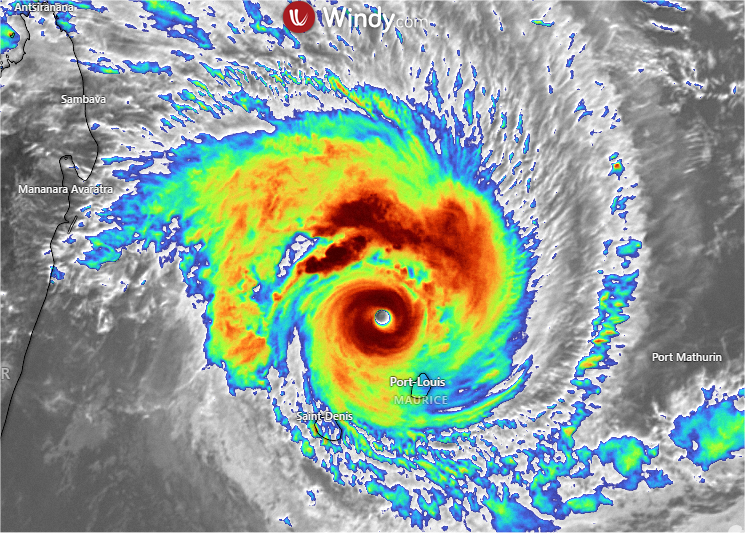 Le #cyclone #Batsirai est passé au plus près de #Maurice.
Rafales relevées : 151 km/h au Champ de Mars, 119 km/h au Domaine des Pailles, 115 km/h au Morne.
Au niveau des pluies, jusqu'à 112 mm en 12h à Vacoas, 107 mm à Wooton. 