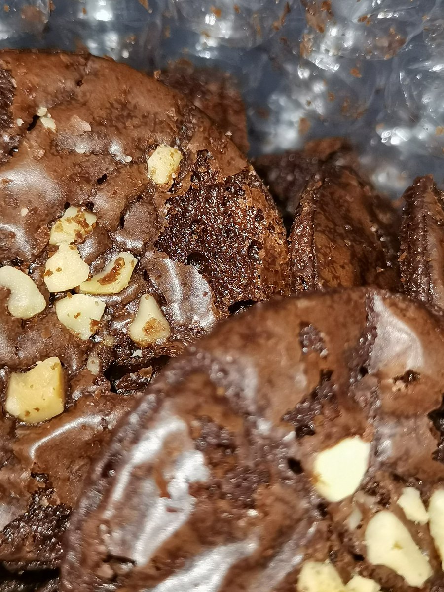 intanjef's tweet photo. Siapa belum rasa dark brookies, wajib cuba ππβ€οΈ
Saya makan tak sampai satu hari dh hbis weh, berebut ya dgn adik ..
Siapa yg suka dark chocolate and brownies this one mmg ngam rasa dia π€€π
Pastu jgn beli 1,nanti menyesal.....
#IntanSupport https://t.co/1YS2Xws4Xo
