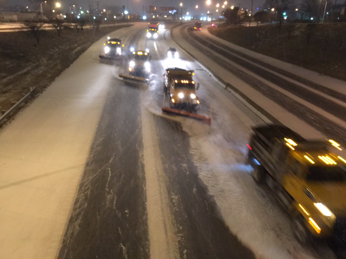 ❄️Winter Weather/Safety Reminder: Our crews are out right now clearing roadways. Plz give them room to work. Stay back at least 100 feet. Be safe. Be smart. Love you! #kctraffic