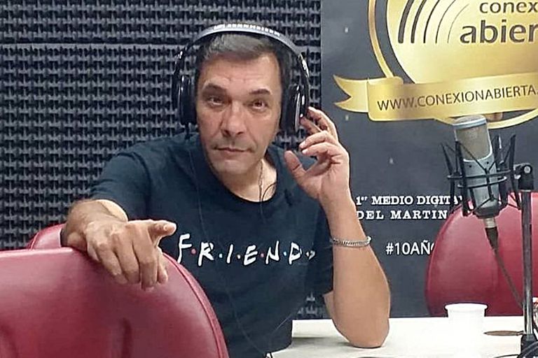 MuertosArg's tweet photo. 03/02/2021. Murió Fernando Vinaccia (@FernandoPRENSA)
Un tipo joven que trabajó de periodista de espectáculos por años en radio tele y gráfica.
Murió hoy hace un año por un cancer de colon.
Tenía solo 55 años.
Gran tipo. https://t.co/sHlwM0phHP