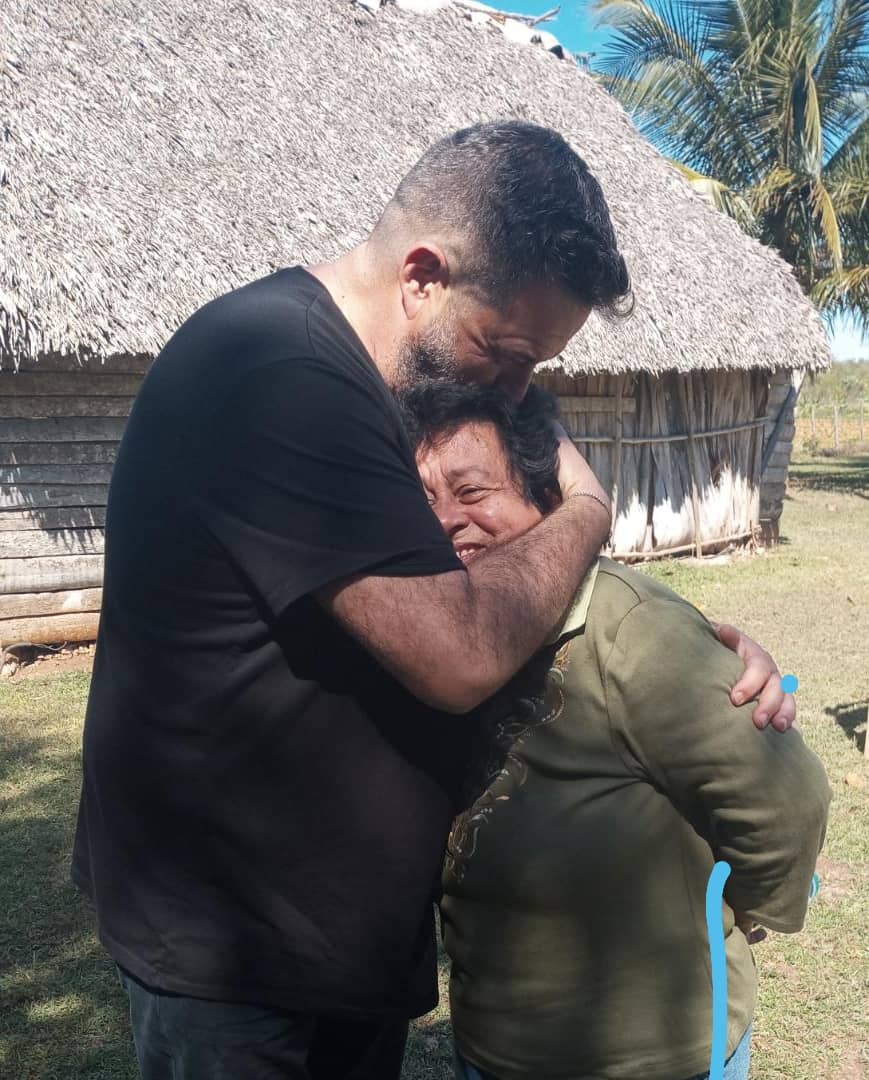 ManuPineda's tweet photo. 🇨🇺 Volver a encontrarme con #Nemesia ha sido un gran placer y un tremendo honor. 
Nemesia sufrió la criminal inhumanidad del imperio y sus mercenarios siendo una niña, pero sigue siendo una roca en su defensa de #Cuba y su Revolución.
#CubaPorLaVida
#CubaNoEstáSola https://t.co/Ecn5u1bNpg