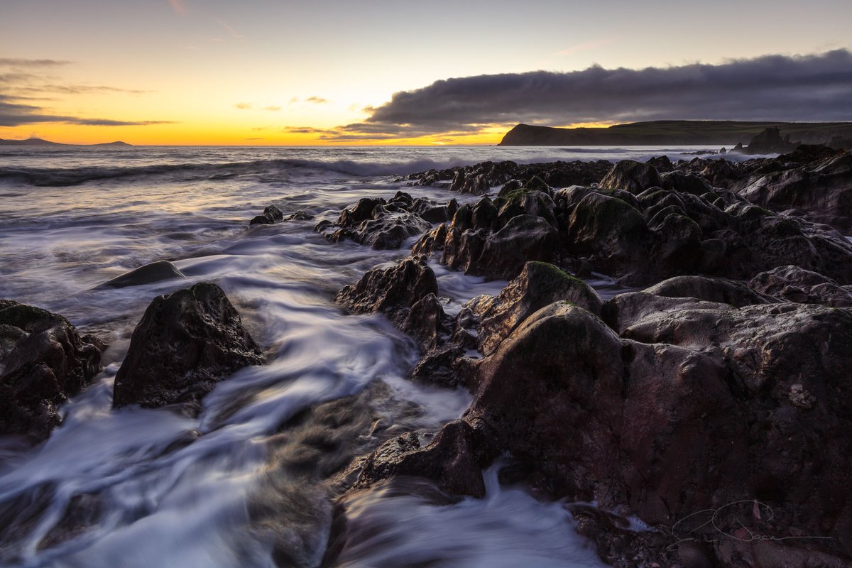 dingledarkroom's tweet photo. Another winter sunset, this one from the wild storm beach at Kinard on the Dingle Peninsula, Co Kerry, Ireland.  @DinglePeninsula #wildatlanticway #KeepDiscovering https://t.co/kLHwdoZBCP