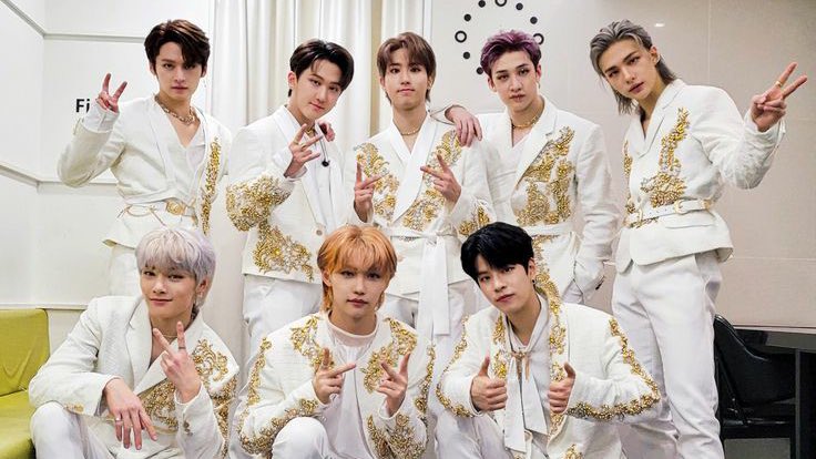 LEADERARCHIVES's tweet image. #STRAYKIDS #THEBOYZ #LOONA #DREAMCATCHER : gold n white