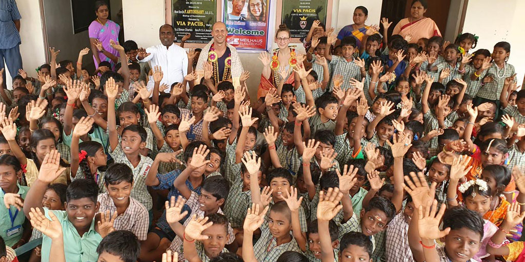 Unser Herzens-Projekt für Kinder in Indien youtu.be/4pxjK89bH2k via <a href="/YouTube/">YouTube</a> Mehr zu den Hintergründen hier: meilhaus.de/news-aktionen/…