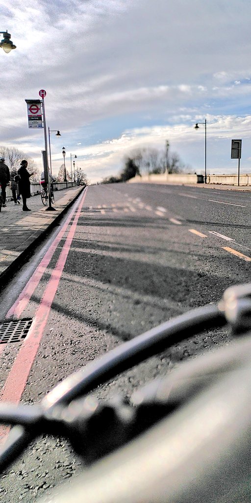 Cycling is such a joyous way to get around London for meetings! 🚲
Thank you <a href="/LBHF/">H&F Council</a> &amp; <a href="/TfL/">TfL</a> for #CS9 which I enjoyed this morning 🤩
... But it's SUCH a shame about #KewBridge: All those lanes for cars 🚗 but cyclists + pedestrians squeezed on a tiny shared space on the left 😳😭