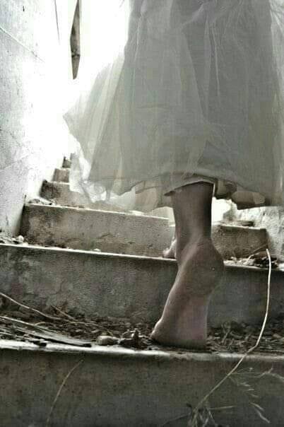 literlandweb1's tweet image. “El mundo hay que fabricárselo uno mismo, hay que crear peldaños que te suban, que te saquen del pozo. Hay que inventar la vida porque acaba siendo verdad”. 
Ana María Matute