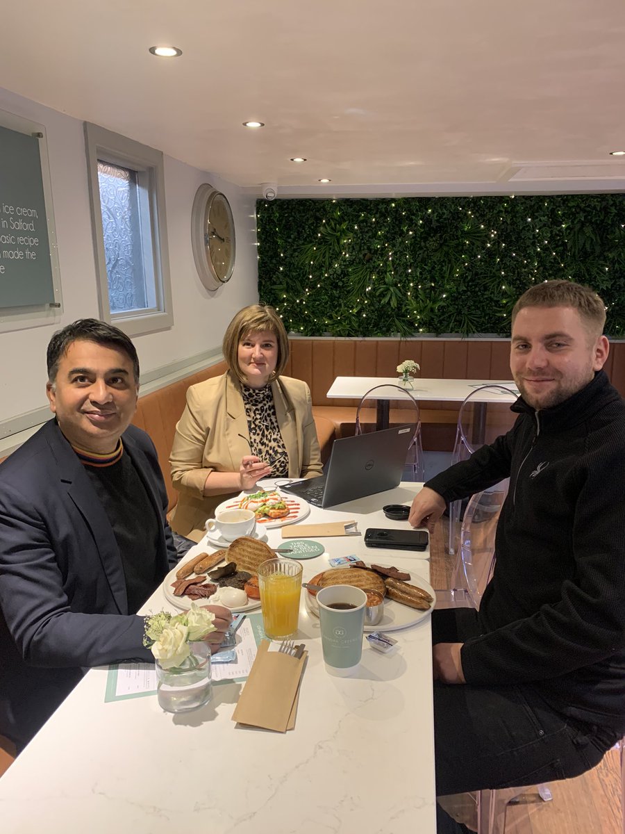 Great to catch up with Nicola Walker from @BizGrowthHub who is supporting #peertopeer alumni Rick from @GrandpaGreenes in opening his new branch in @TamesideCouncil #tamesidehour #oldhamhour that breakfast was awesome 👍 #oldhamtamesidecollaboration @jkennedysmith @ShaidMushtaq