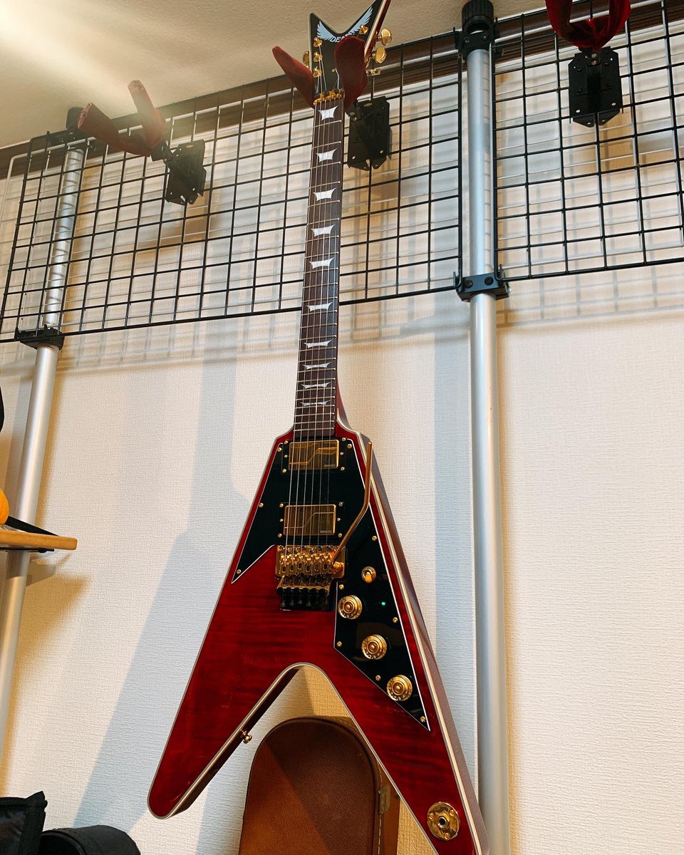 Hamachan_1968's tweet photo. ↑さっきの動画のギターはDEAN V SELECT MYKを使いました。Floyd Roseはドイツ🇩🇪製に、ジャックとセレクタースイッチはSwitchcraftに、配線材もアップグレード自分でやりました(^.^)

#Dean #DeanGuitars #MIYAKO #Fishman #Switchcraft #Bogner #ColossalCable #LOVEBITES #HeavyMetal https://t.co/IVZ3gcNaG7
