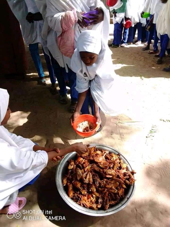 lifeinarewa's tweet photo. Yobe Governor, Mai Mala Buni begins feeding all Yobe senior secondary school students with chicken. #Lifeinarewa https://t.co/fp6ZfelEpI