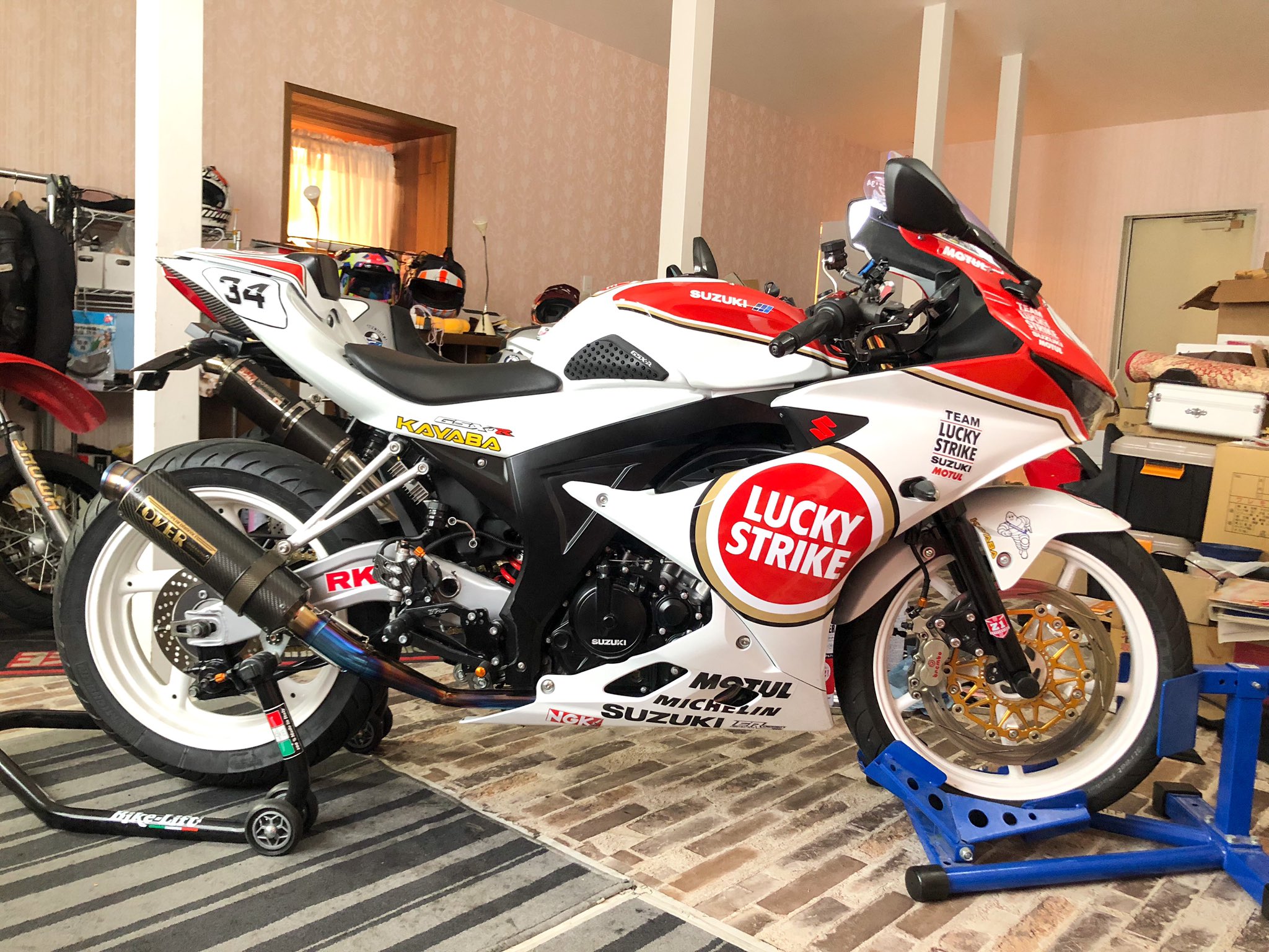 ウサギノリだー モトガレージnao 原付バイク専門店 バイクの車両整理をしたから Gsx R125にスタンドをかけて 保管できるようになった ラッキーストライク仕様は カッコいいよね T Co 2fwego17xb Twitter ウサギノリだー モトガレージnao 原付バイク専門店 バイクの車両整理をしたから Gsx R125にスタンドをかけて 保管できるようになった ラッキーストライク仕様は カッコいいよね T Co 2fwego17xb Twitter