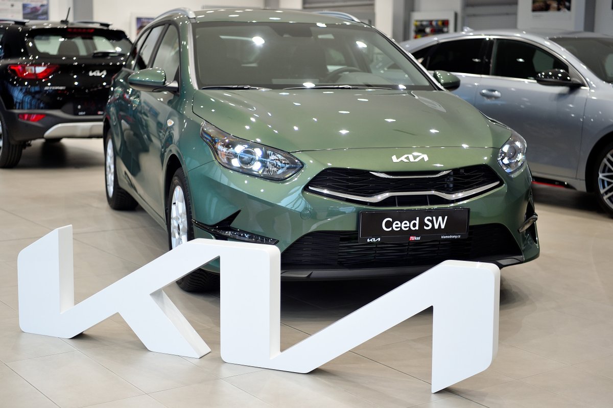 KIACzech's tweet photo. NOVINKA | Nová Kia Ceed Sportswagon ovládla anketu FLEET DERBY FLOTILA ROKU 2022 a stala se jejím 𝗮𝗯𝘀𝗼𝗹𝘂𝘁𝗻𝗶́𝗺 𝘃𝗶́𝘁𝗲̌𝘇𝗲𝗺!
O vítězství v anketě usilovalo celkem 70 nominovaných vozů napříč všemi segmenty. #CeedSW
👉https://t.co/jxCpWgPaAm https://t.co/0xX9DZ1L4Q