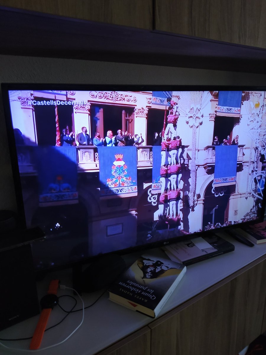 alex_marvi's tweet photo. Un #4d8 que emociona com els grans castells que ha vist aquesta plaça. Per sort poc a poc tornem a la normalitat. Ja poden passar guerres i pandèmies, els castells són necessaris. @collavella #crac1 #castellsdecennals https://t.co/6QSJ51BoNm