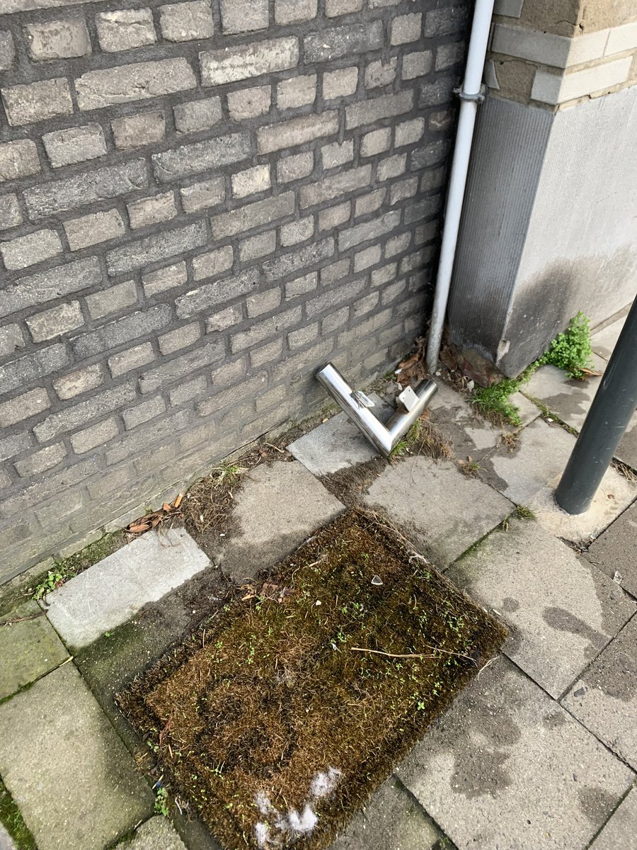 Koentatweets's tweet photo. Gisteren is de isolatie opgepikt. Vandaag vervangen door een stuk metaal.
Heb wel de enigste stortplaats waar ge uw voeten moet vegen alvorens te storten.
#MuideDump https://t.co/KwVA9FBCBM