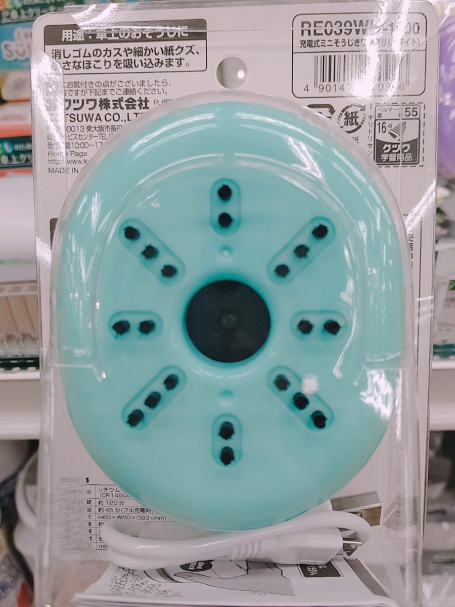 bunbouger's tweet photo. 机の上の小さなゴミがきれいにできる卓上クリーナー😤『ONE CLi(ワンクリ)』。
紙の切れ端や消しゴムのカスなどを手で集める手間が省ける✨
水洗いもできるのがすごいですが個人的には充電式なところがお気にです( ´∀｀ )b
(リプ欄にミニ動画)

#卓上クリーナー #ワンクリ #PLUS #文房具ステーション https://t.co/ThlNmgm0TK
