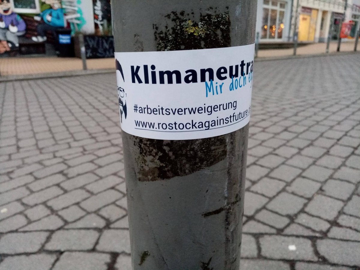Nachdem am Montag x.com/xrRostock/stat… ein Banner <a href="/ClausRuhe/">Claus Ruhe Madsen</a>  daran erinnert hat, dass er die Hauptverantwortung für die Umsetzung der "Klimaneutralität 2035" trägt, melden sich nun lauter ganz kleine, aber sehr ähnlich klingende Botschaften zu Wort. Haben sie recht? #Rostock