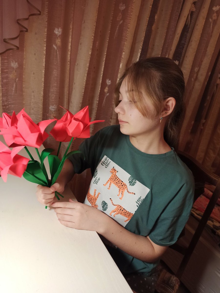 RkQoGeVvyzKc8l0's tweet photo. Ученики 6б класса ГБОУ СОШ №6 изготовили своими руками тюльпаны для участия в ежегодной городской акции «Красный тюльпан». 

Именно красный тюльпан является символом войны в Афганистане, знаком уважения и признательности к соотечественникам. https://t.co/RtYBcfjb4U