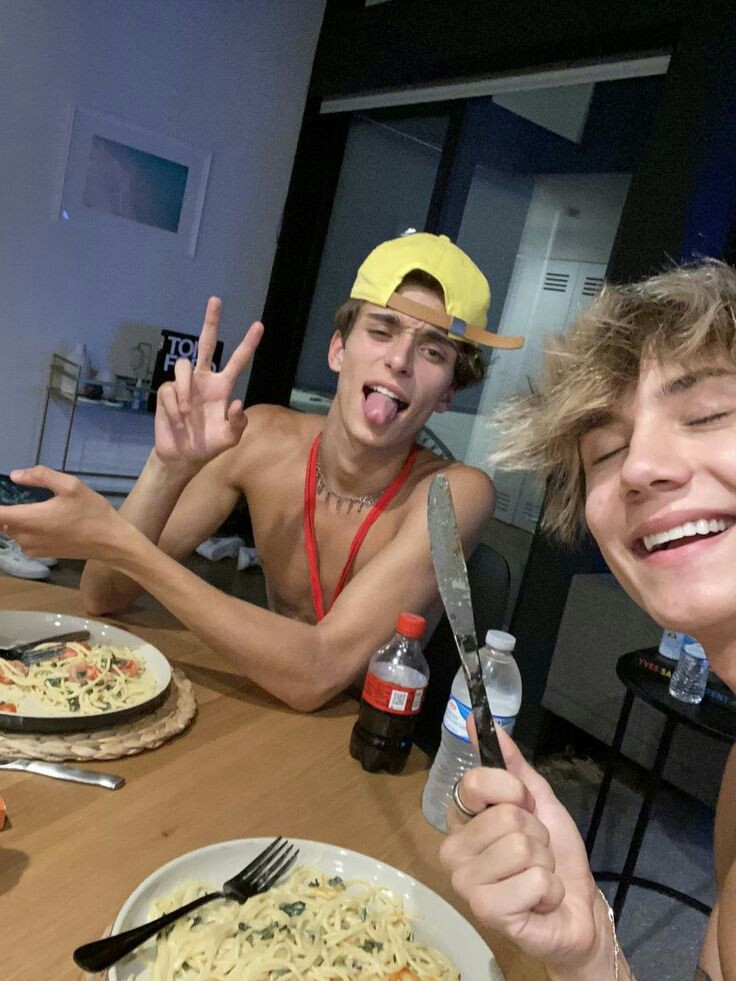vimoormeier's tweet image. Quando o relógio bate as uma
Todas as caveiras saiam da tumba