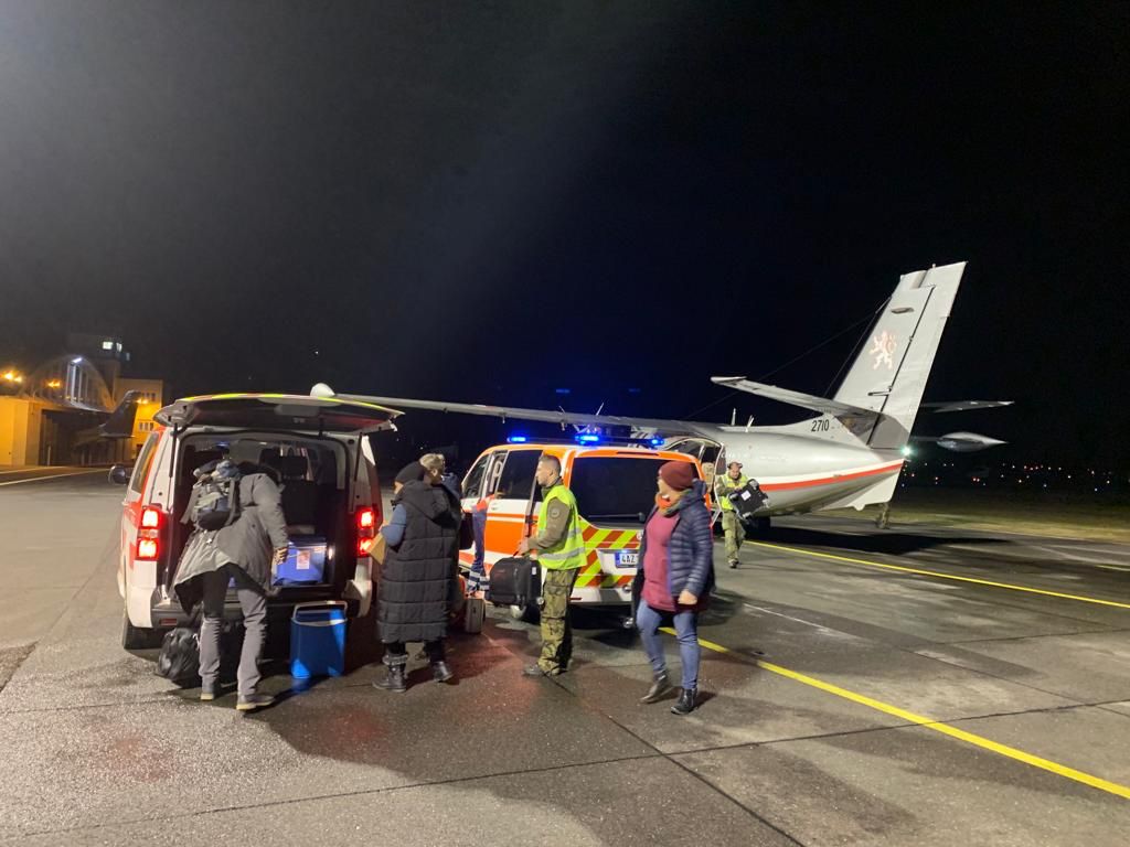 První mezistátní #transport bijícího #srdce! Od zemřelé dárkyně putovalo ze Slovenska letadlem <a href="/ArmadaCR/">Armáda ČR</a> až k malému dítěti, kterému zachránilo život. Speciální přístroj udržuje orgán ve fyziologických podmínkách a umožňuje rychlejší přesun. <a href="/kapka_nadeje/">Kapka naděje</a> <a href="/Shell/">Shell</a>