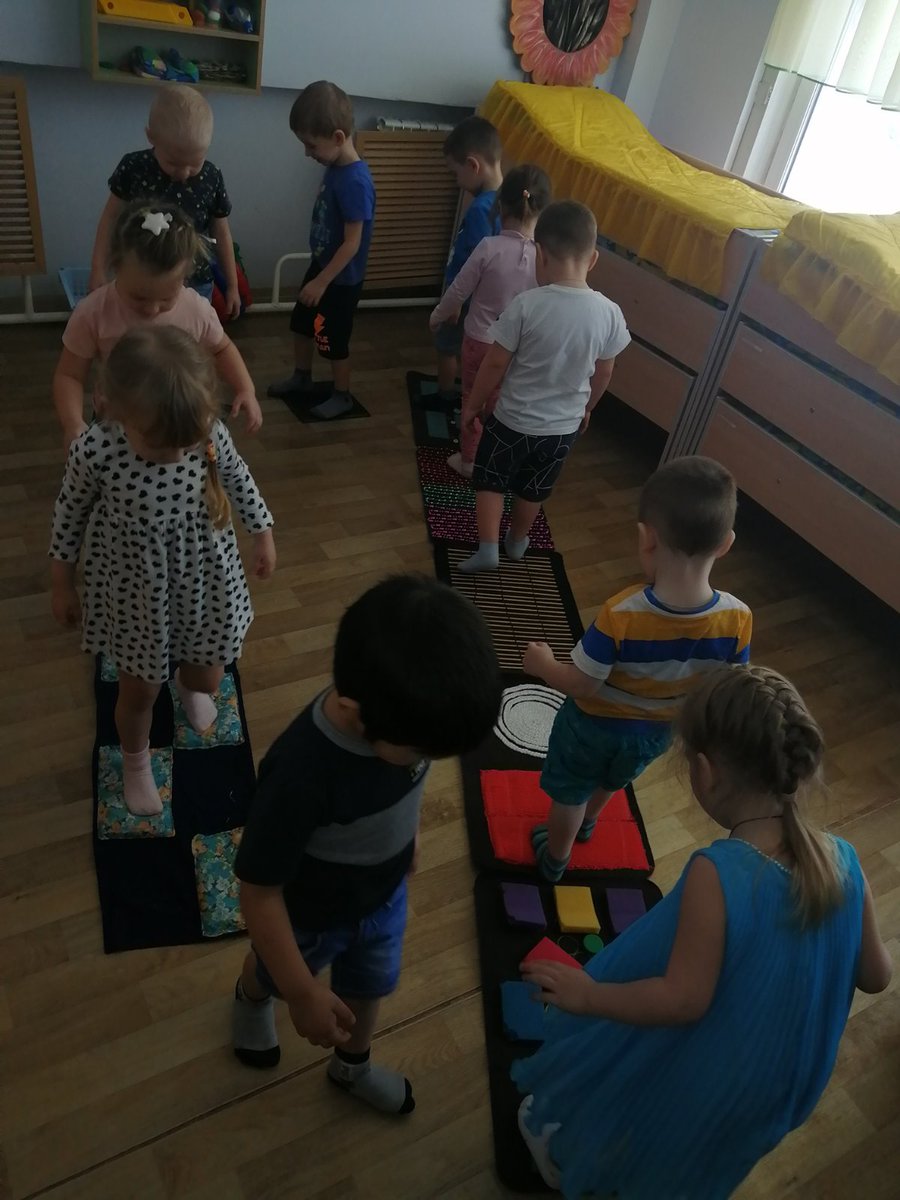 Во второй младшей группе "Солнышко" #ds4_Отрадный проводятся закаливающие процедуры- ходьба по массажным коврикам, что помогает укреплять здоровье детей <a href="/samminobr/">МинОбрНауки СО</a> <a href="/uprobraz2018/">Отрадненское управление МОНСО</a>