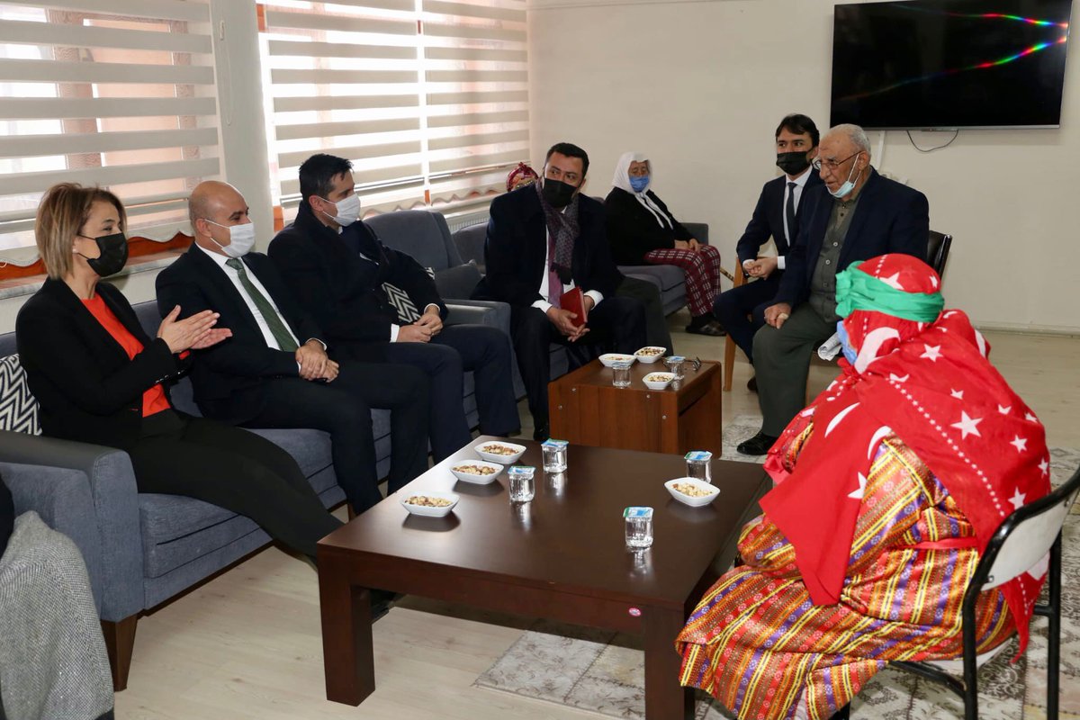 nevsehirvalilik's tweet photo. Valimiz İnci Sezer Becel, Hacıbektaş Rifat Kartal Huzurevi Müdürlüğü’nü ziyaret etti. 

Vali Becel, huzur evi sakinleri ile sohbet ederek, yürütülen çalışmalar hakkında yetkililerden bilgiler aldı. https://t.co/Pr6a24WWSa