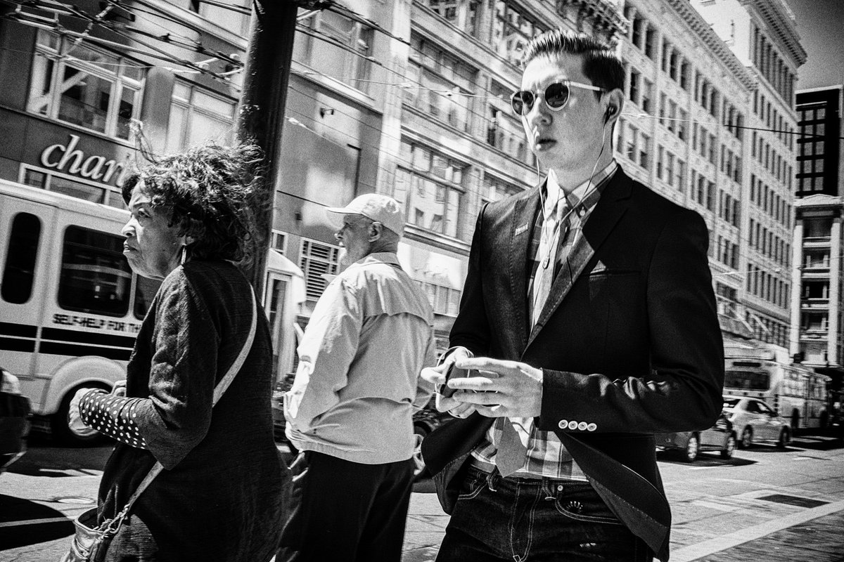 Nieuwe maand betekent nieuwe expositie. We zijn heel trots op de eerste expositie van fotograaf Joris Louwes!  

Joris is een meester in het vangen van de alledaagse wereld in zwart/wit fotografie.  

Benieuwd? Vandaag om 17.00 uur openen we officieel de expositie, kom langs!