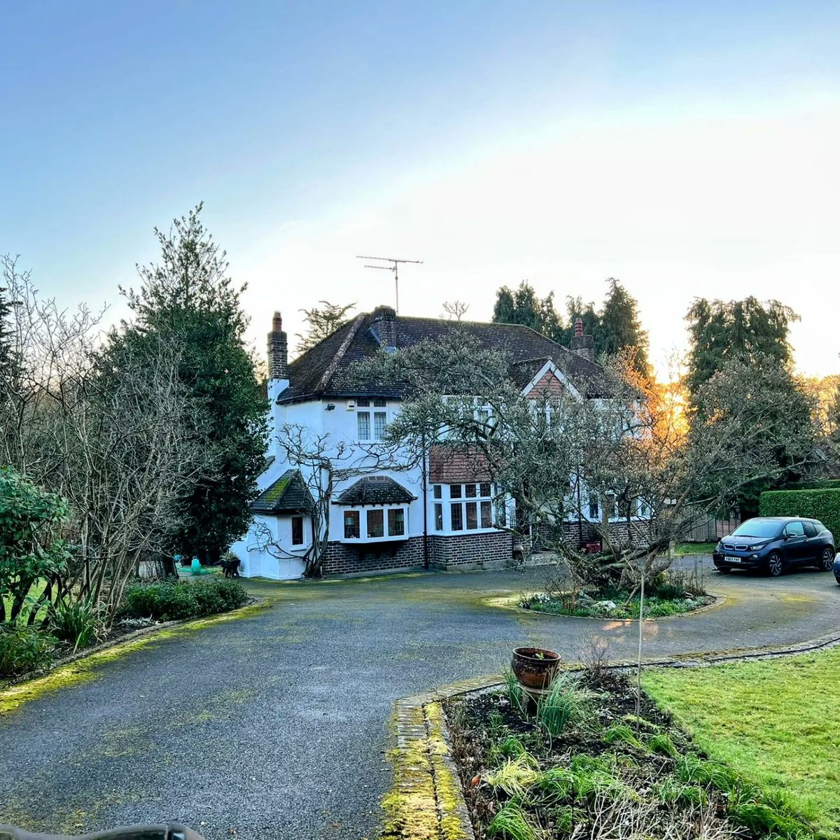 EllaFinleydecor's tweet photo. Exterior masonry  in Oxted Surrey completed in @duluxuk weathershield and windows in satin , #decor #painters #decorators #decorating https://t.co/KdjVkto3bb
