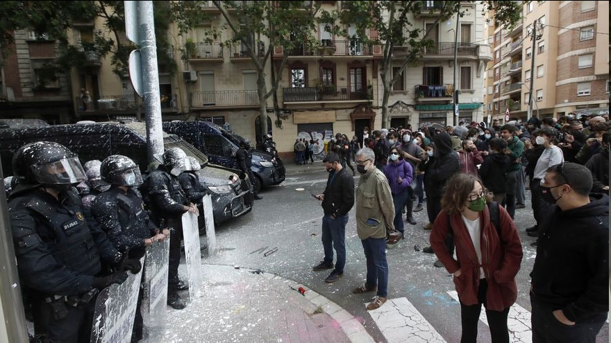 ⚠️OPERACIÓ MOSSOS CONTRA EL MOVIMENT PEL DRET A L'HABITATGE⚠️

Ja en són 4⃣ les militants detingudes en relació al desallotjament del Bloc Llavors, del Poble Sec, del maig passat

Estigueu atentes i preparades per respondre!
#SolidaritatILluita