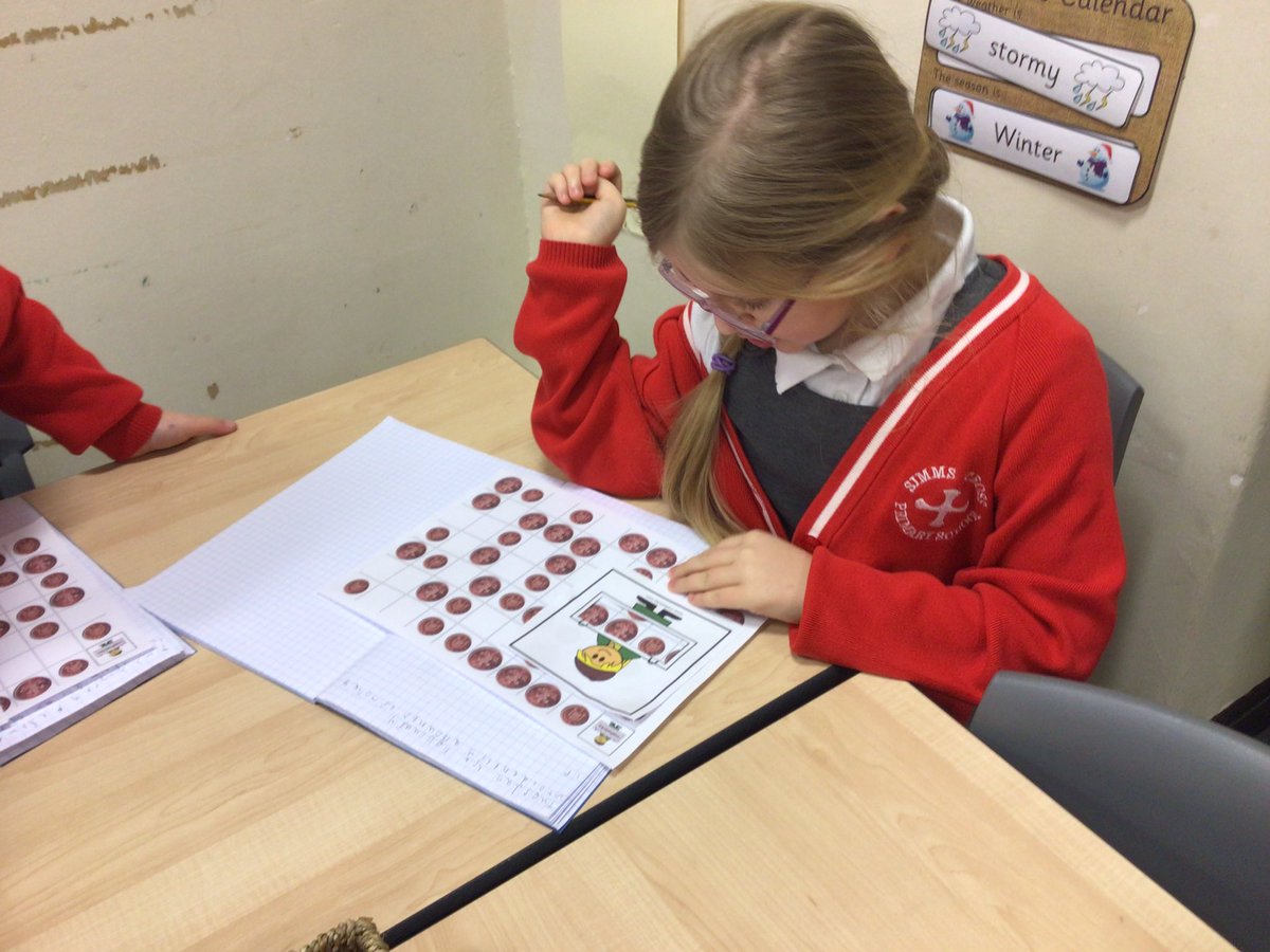 SimmsCrossY1_2's tweet photo. Year 1/2 have been making different amounts of money. We used a viewfinder to help us find different ways of making the given amounts. #SimmsCrossMaths https://t.co/uqi3YOWx7D