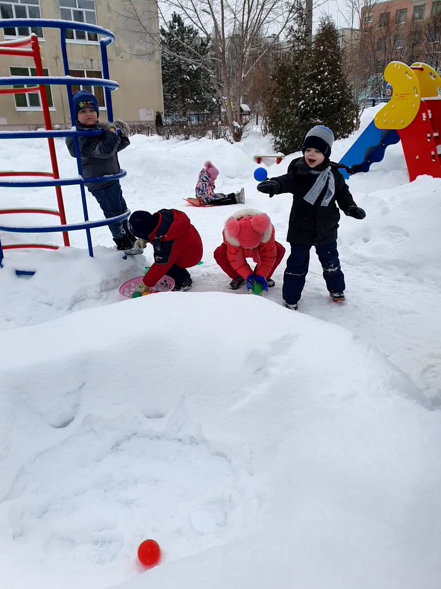 Мы катаемся с горы,  и метаем в цель шары, и пролезим через лаз! Мы детишки - просто класс!