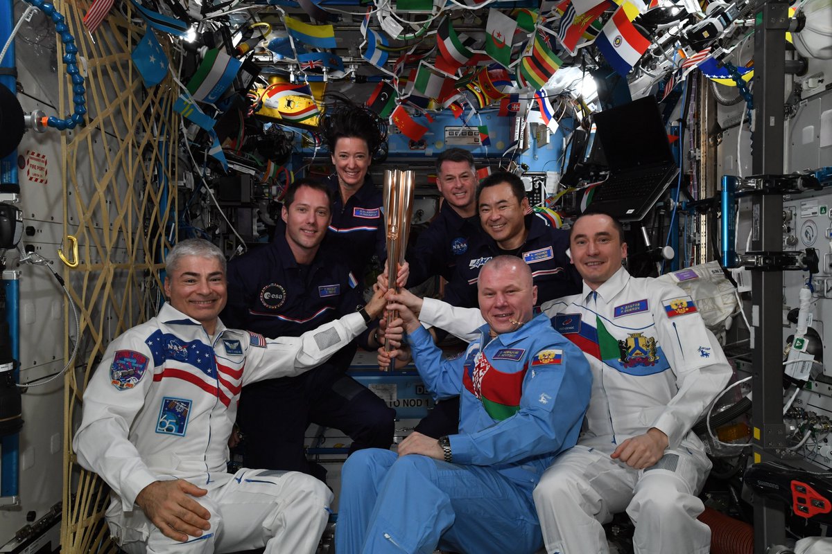 Anton_Astrey's tweet photo. The mascots of the Olympic Games Panda and Chinese Lantern are flying high above the Olympic stadium in Beijing (almost in space 😉). 

The main Olympic symbol — the Torch — also has traveled to space: https://t.co/kgNMNrLYMd https://t.co/IhV57Fy2AP