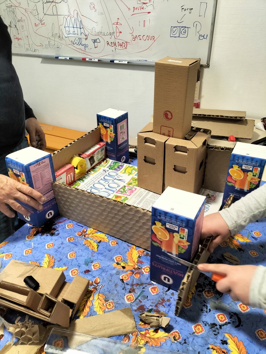 Lewillerhof's tweet photo. Hier, deux enfants et le professeur d'histoire nous avons continué la construction du château fort. On avait des pistolets à colle pour coller carton et assembler le château. https://t.co/j65MYXShb8